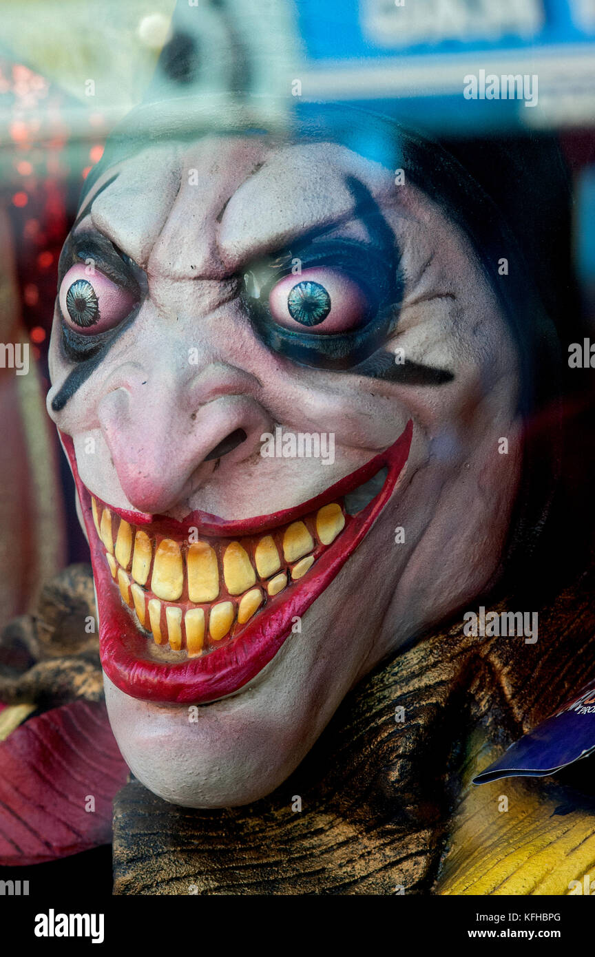 Halloween clown Maske im Schaufenster in Brighton. Stockfoto