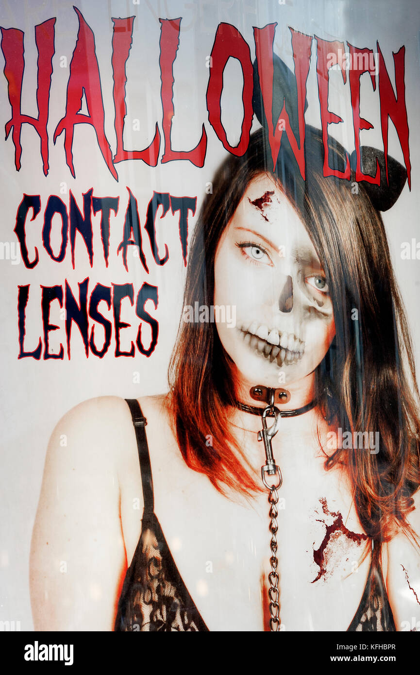 Eine halloween Poster in einem Schaufenster Werbung special Effect halloween Kontaktlinsen. Stockfoto