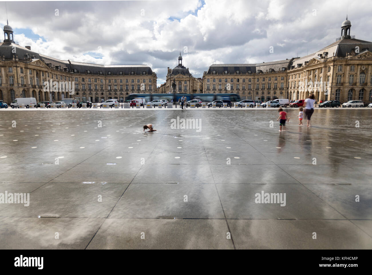 Wasserspiegel, Le Miroir d'Eau, das größte reflektierende Schwimmbad der Welt am Place de la Bourse, Burdeaux, Frankreich Stockfoto
