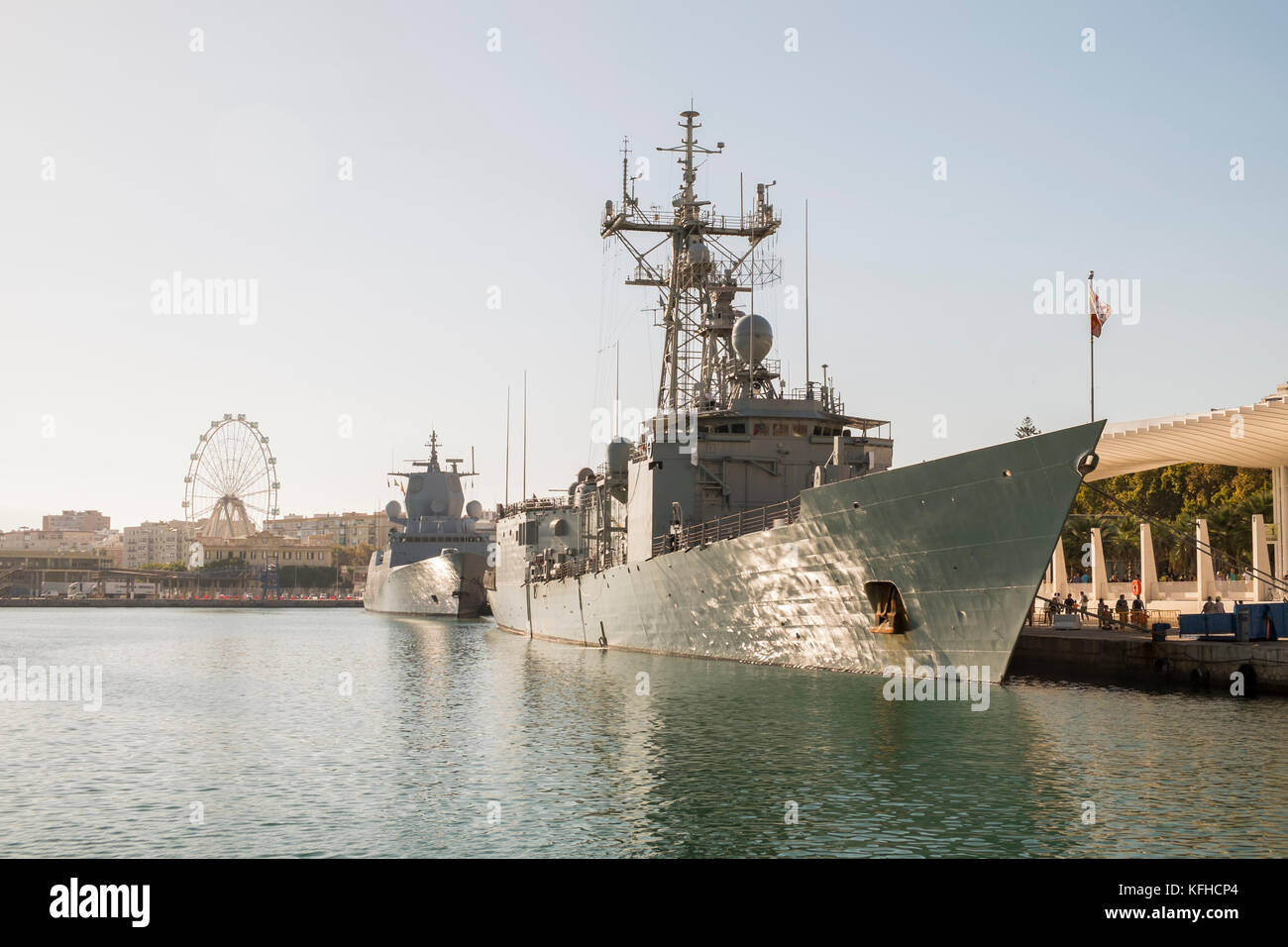 Hafen von Málaga (Spanien). Fregatte Numancia (Spanien) und Fregatte KNM Otto Sverdrup. Oktober 2017. Stockfoto