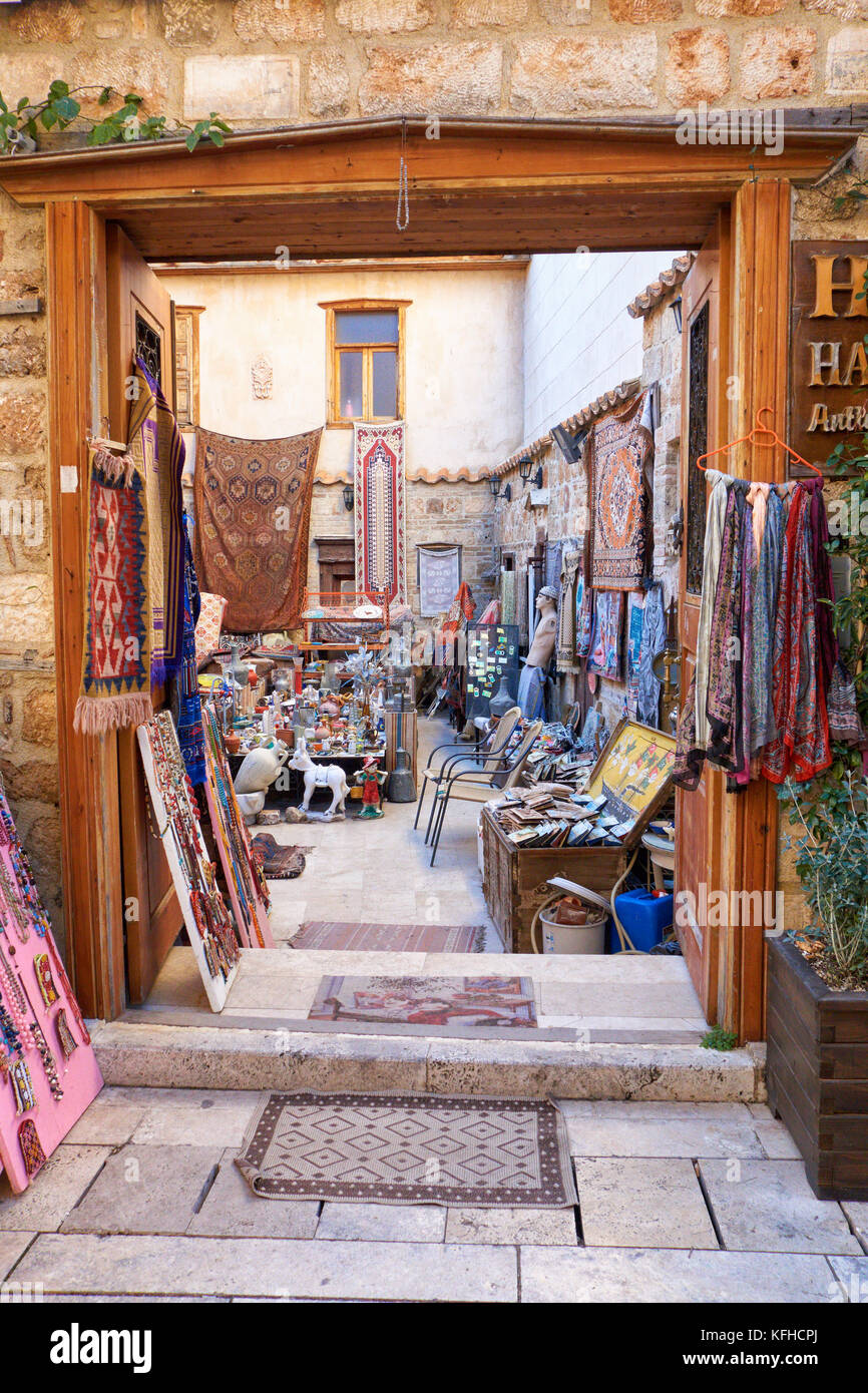 Antique Shop mit bunten Halsketten und handgefertigten Schmuck für Touristen in der Altstadt von Antalya, Türkei Stockfoto
