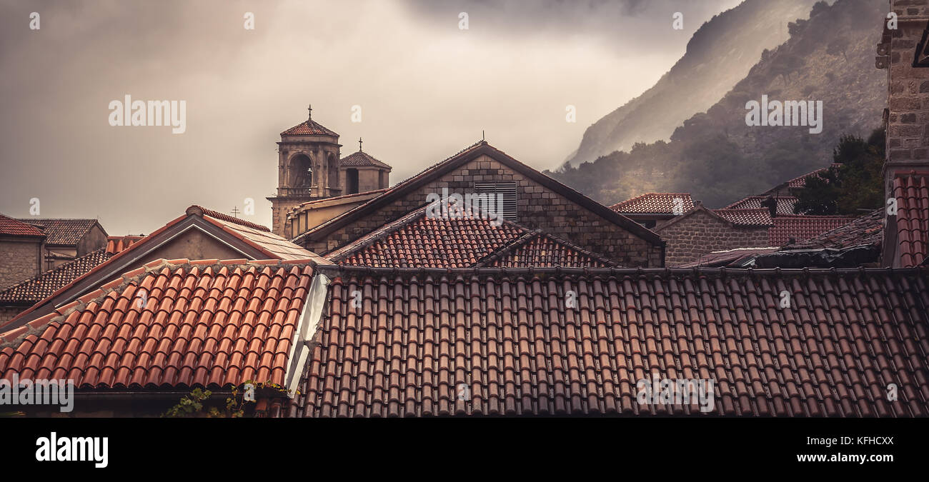 Alte mittelalterliche Stadtbild skyline Panorama mit alten Ziegeldach vor dramatischen bewölkten Himmel mit antiken Architektur in alten europäischen Stadt Kotor in m Stockfoto