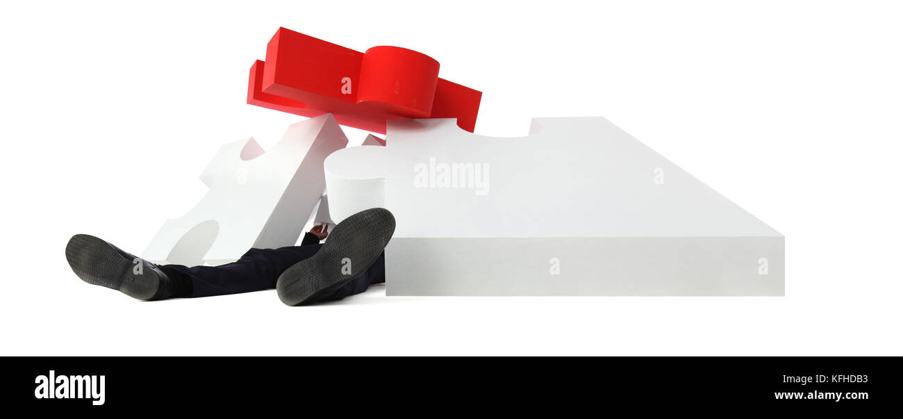 Geschäftsmann angehäuft mit Arbeit Konzept, große Rätsel auf weißem Hintergrund Stockfoto