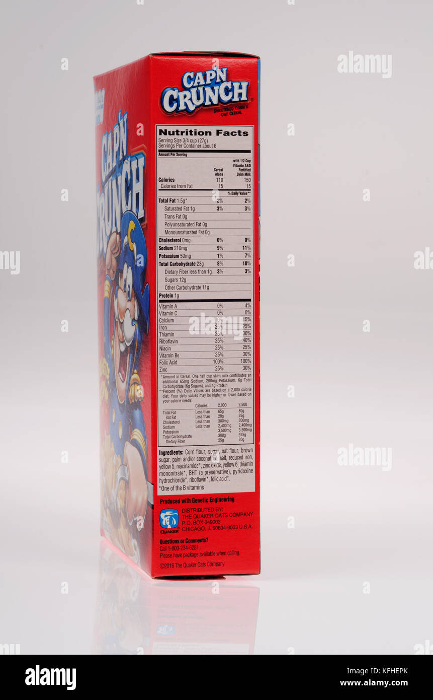 Ernährung Fakten zu Box mit original Cap'n Crunch Cornflakes auf weißem Hintergrund Ausschnitt USA. Stockfoto