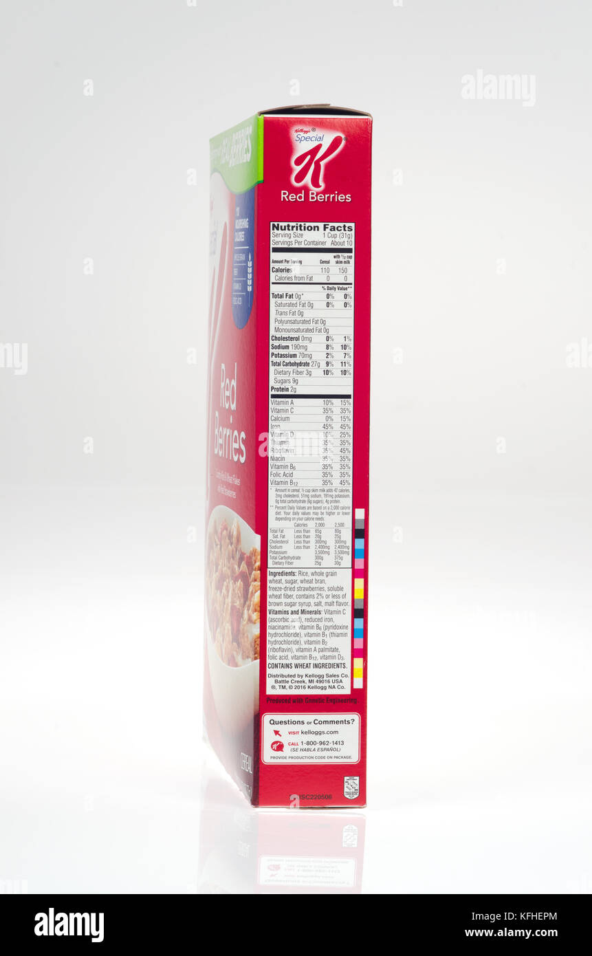Ernährung Fakten zu Box von Kellogg's Special K mit roten Beeren Müsli auf weißem Hintergrund, Ausschnitt USA Stockfoto