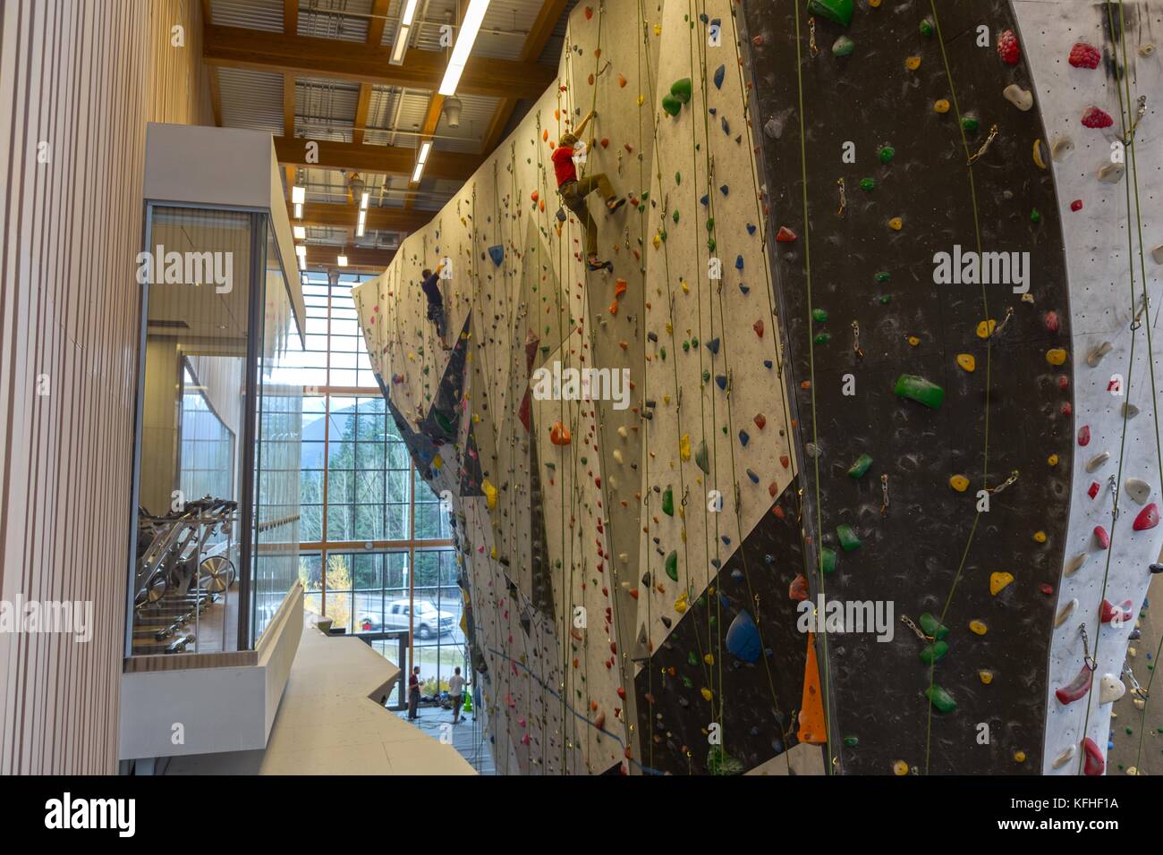 Kletterer Skalierung vertikal Kletterwand in Höhe Ort Freizeiteinrichtung in Canmore Alberta Stockfoto