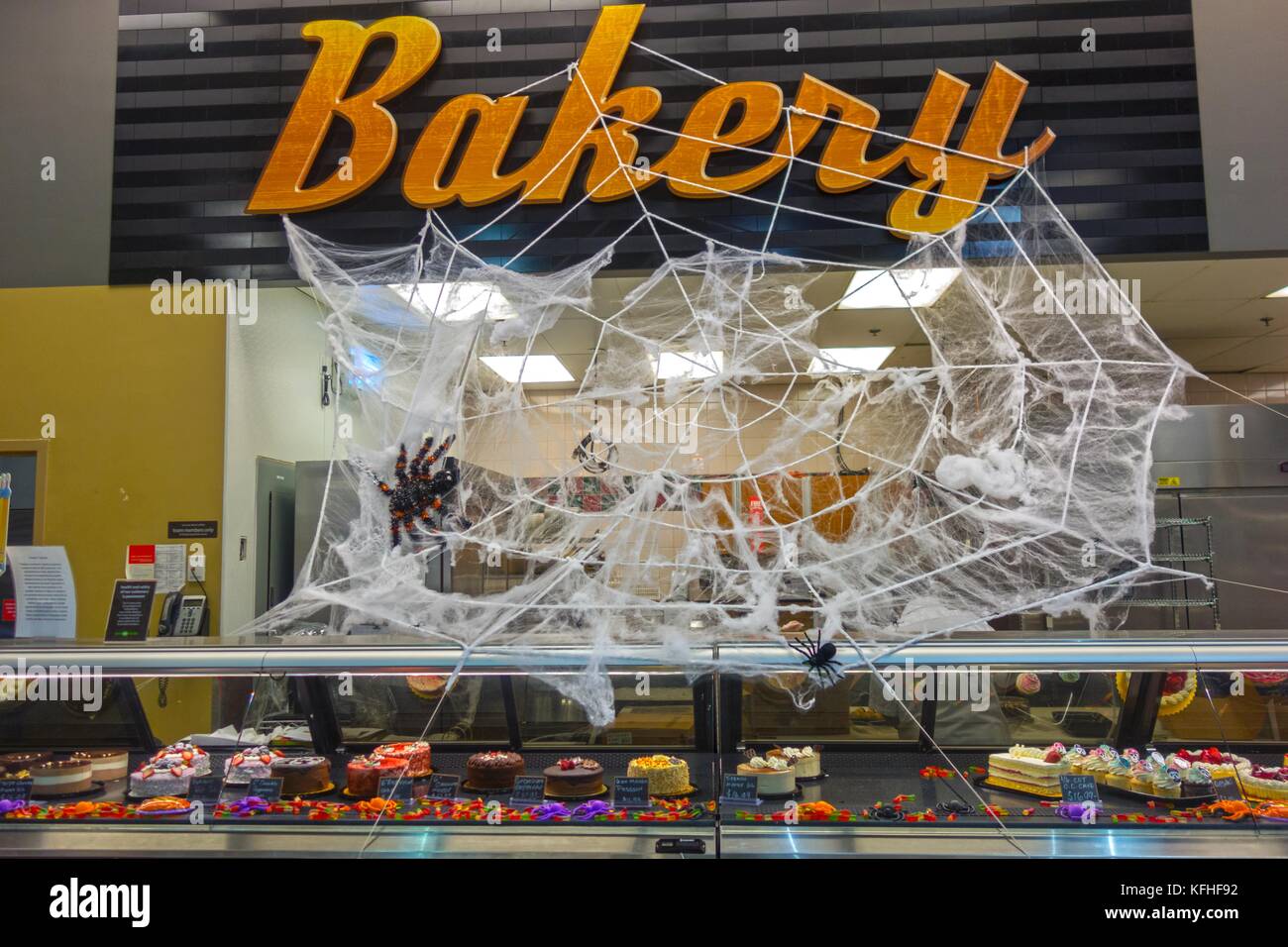 Bäckerei Zähler in Speichern auf Lebensmitteln Laden in Canmore Alberta mit Spinnennetz Halloween Dekoration Stockfoto