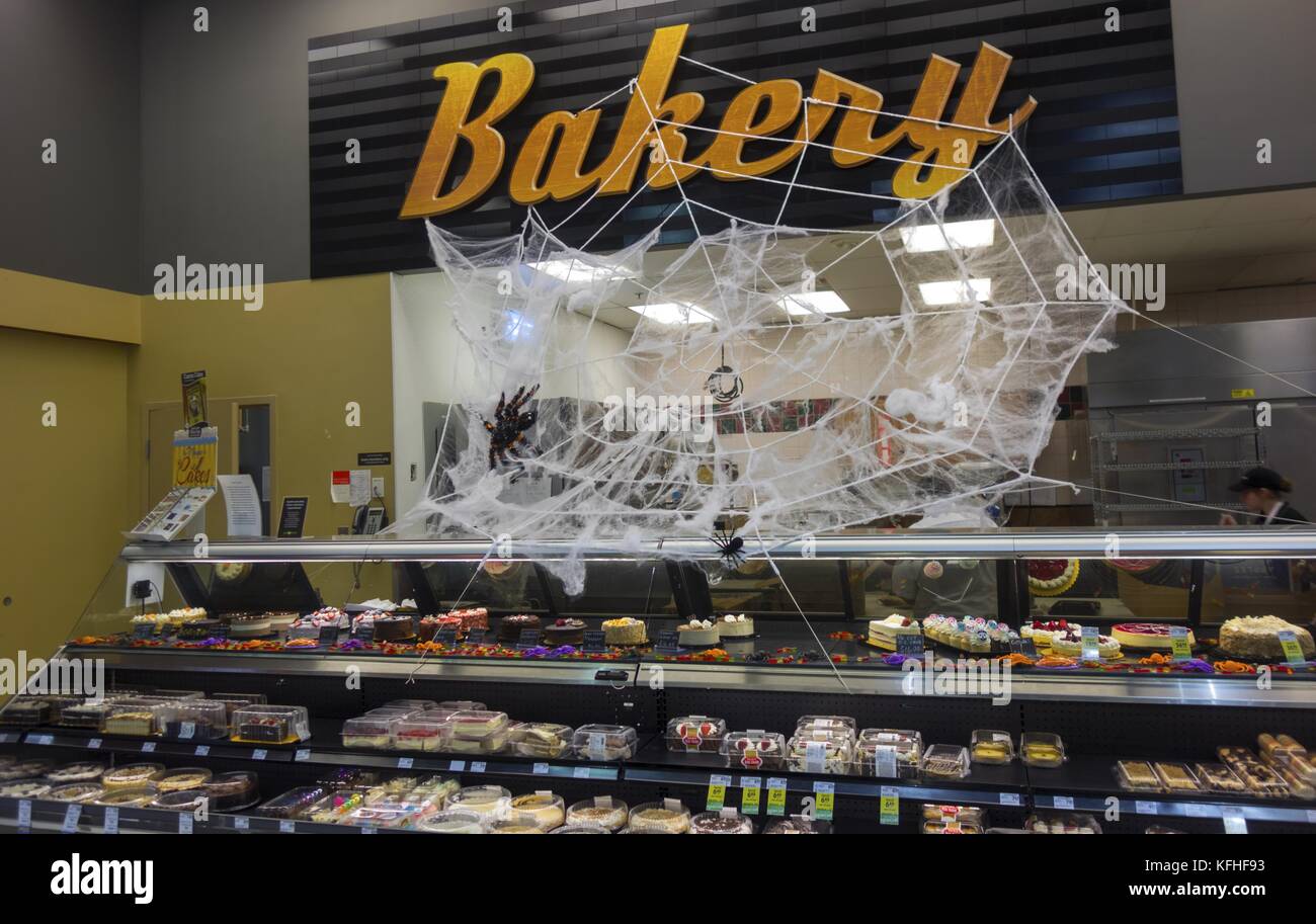 Bäckerei Zähler in Speichern auf Lebensmitteln Laden in Canmore Alberta mit Spinnennetz Halloween Dekoration Stockfoto