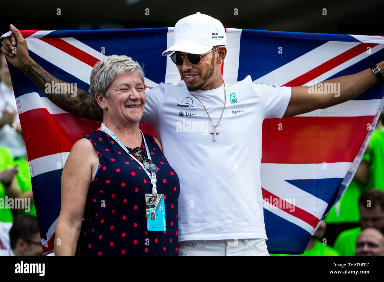 Mercedes' Lewis Hamilton feiert mit seiner Mutter Carmen Larbalestier den Sieg in der Formel-1-Fahrerwertung nach dem Großen Preis von Mexiko beim Autodromo Hermanos Rodriguez, Mexiko-Stadt. Stockfoto
