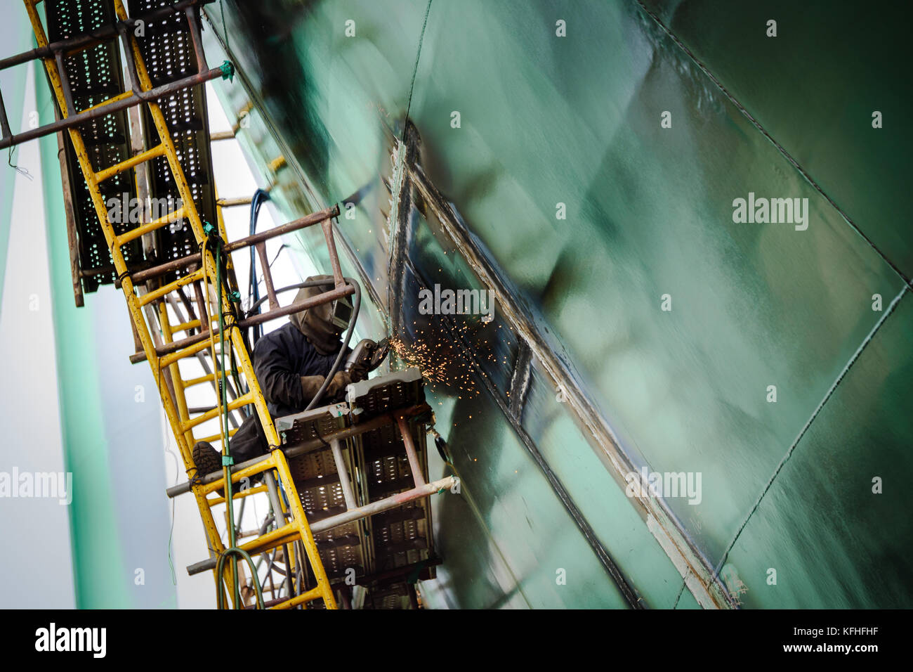 Schiff im Bau. Schweißarbeiten. CAM Rahn Werft, Vietnam. Stockfoto