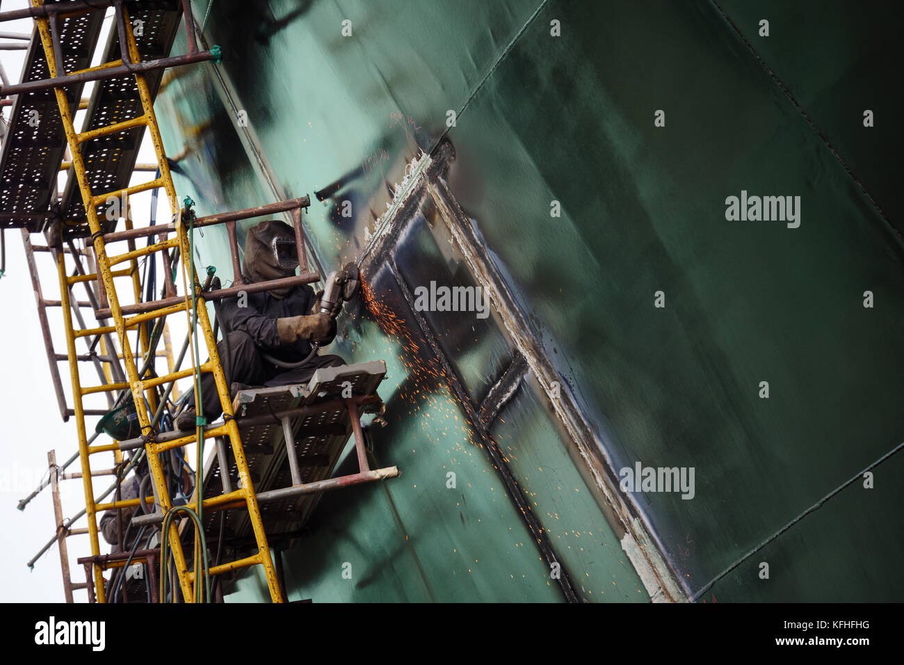 Schiff im Bau. Schweißarbeiten. CAM Rahn Werft, Vietnam. Stockfoto