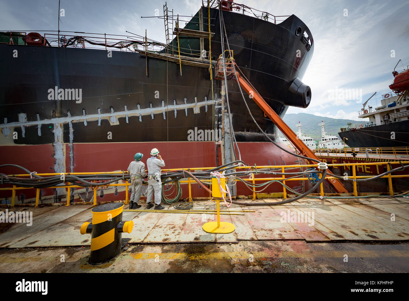 Zwei Meister überwachen Schweißarbeiten. cam Rahn Werft, Vietnam. Stockfoto