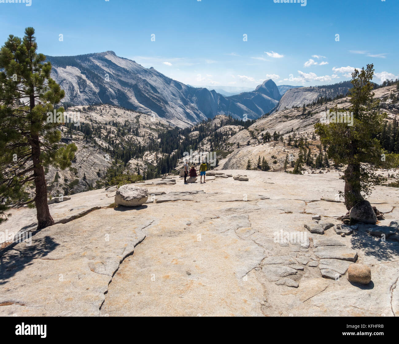 Olmsted Point Yosemite National Park, Kalifornien, Touristen am Half Dome in der Ferne suchen. Stockfoto