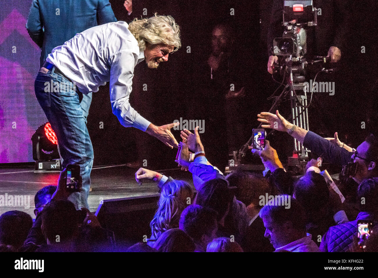 New York, USA, 28. Oktober, 2017. Britische Unternehmer Sir Richard Branson erreicht die Hände mit der Öffentlichkeit zu schütteln Nach der Teilnahme an der Schließen Fragen und Antworten Session in der "synergy Global Forum - eine Masterclass in Unterbrechung" im Madison Square Garden. Foto von Enrique Ufer/Alamy leben Nachrichten Stockfoto