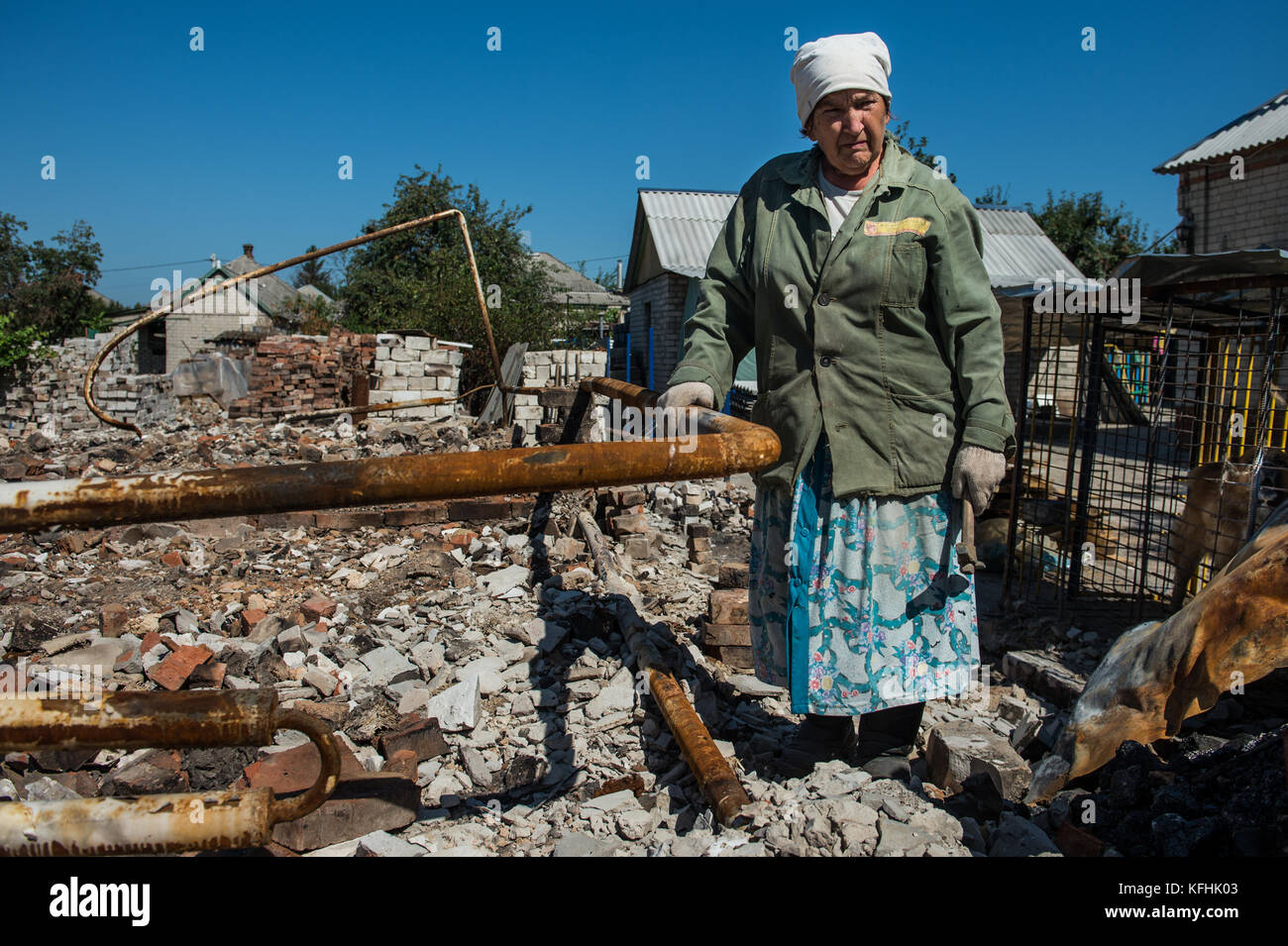 Sloviansk, Ukraine. 20 Aug, 2014. eine Frau in der Nähe ihrer zerstörten Haus, sie können es sich nicht leisten, ihre Heimat aufgrund mangelnder Ressourcen aufzubauen. Der Konflikt im donbass Region Eastern Ukraine Anfang 2014 war, als die Nachwirkungen der ukrainischen Revolution 2014 und der Euro maidan Bewegung, wo die Mehrheit der ukrainischen in der westlichen Ukraine wollte engere Beziehung statt mit Russland mit dem Westen zu haben, während die große Zahl der Bürgerinnen und Bürger im donbass Region Eastern Ukraine ihre engere Beziehungen zu Russland bleiben will, und das führte zu einem Bürgerkrieg im Osten, wo sie wa Stockfoto