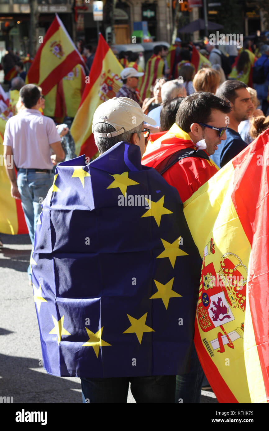 Barcelona, Spanien. 29 Okt, 2017. Mann in EU-Flagge im anti Katalonien Unabhängigkeit Protestmarsch drapiert. Credit: ern Malley/alamy leben Nachrichten Stockfoto