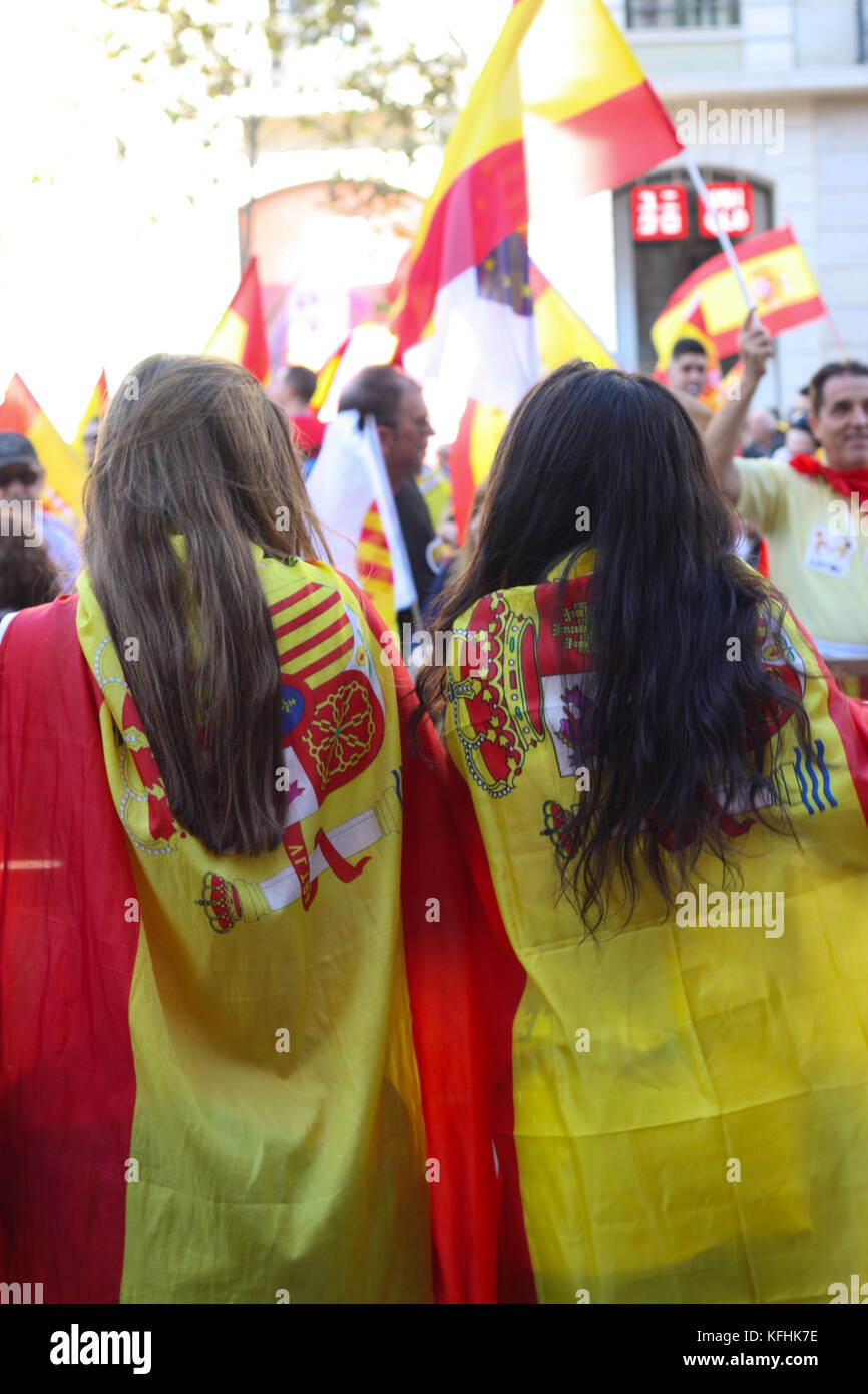 Barcelona, Spanien. 29 Okt, 2017. zwei Mädchen in Spanisch Fahnen auf anti Katalonien Unabhängigkeit Protestmarsch drapiert. Credit: ern Malley/alamy leben Nachrichten Stockfoto