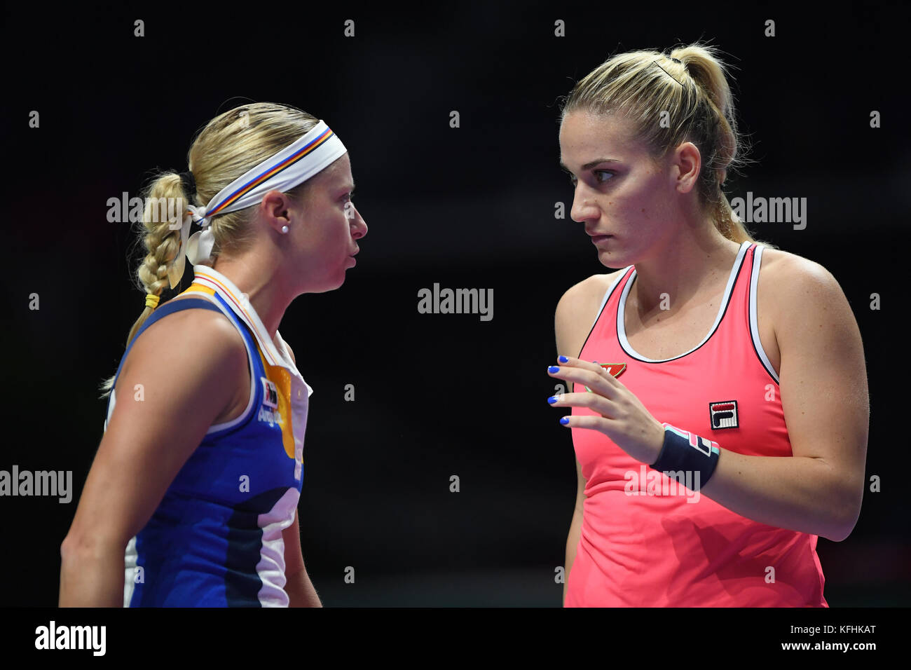 Singapur. 28 Okt, 2017. (L - r) Andrea hlavackova (CZE), timea babos (hun), Oct 28, 2017 - Tennis: BNP Paribas wta finale Singapur 2017 Übereinstimmung zwischen Chan Yung-Jan (twn)/Martina Hingis (Che) 0-2 Timea babos (hun)/Andrea hlavackova (Cze) an Indoor Stadium in Singapur. Credit: haruhiko Otsuka/LBA/alamy leben Nachrichten Stockfoto