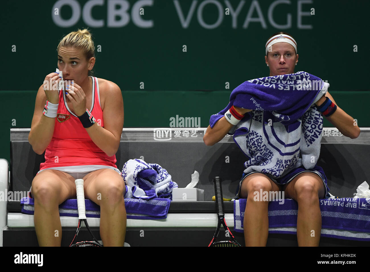 Singapur. 28 Okt, 2017. (L - r) Timea babos (hun), Andrea hlavackova (CZE), Oct 28, 2017 - Tennis: BNP Paribas wta finale Singapur 2017 Übereinstimmung zwischen Chan Yung-Jan (twn)/Martina Hingis (Che) 0-2 Timea babos (hun)/Andrea hlavackova (Cze) an Indoor Stadium in Singapur. Credit: haruhiko Otsuka/LBA/alamy leben Nachrichten Stockfoto