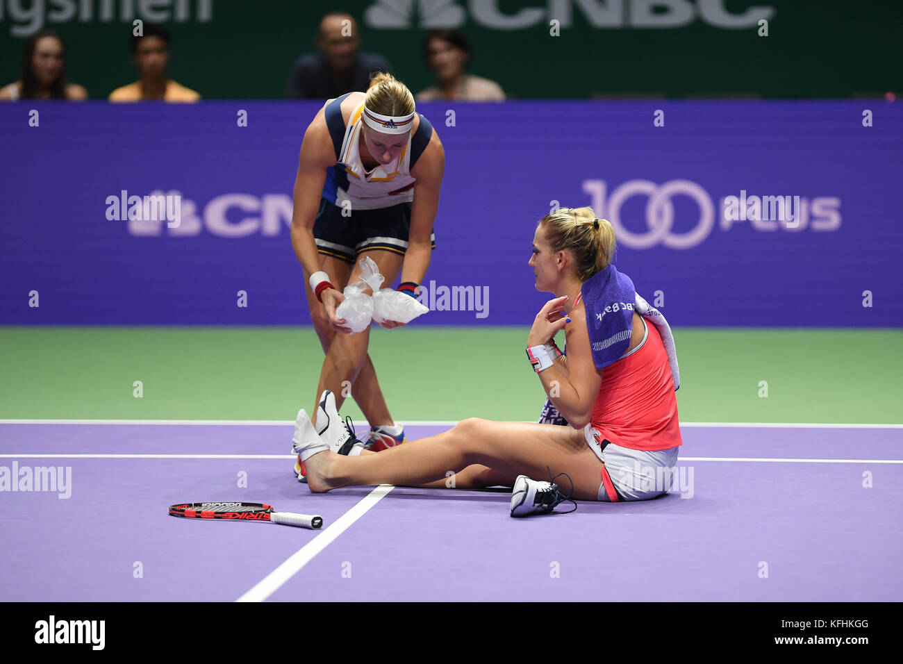 Singapur. 28 Okt, 2017. (L - r) Andrea hlavackova (CZE), timea babos (hun), Oct 28, 2017 - Tennis: BNP Paribas wta finale Singapur 2017 Übereinstimmung zwischen Chan Yung-Jan (twn)/Martina Hingis (Che) 0-2 Timea babos (hun)/Andrea hlavackova (Cze) an Indoor Stadium in Singapur. Credit: haruhiko Otsuka/LBA/alamy leben Nachrichten Stockfoto