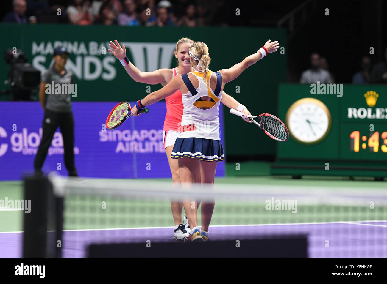 Singapur. 28 Okt, 2017. (L - r) Timea babos (hun), Andrea hlavackova (CZE), Oct 28, 2017 - Tennis: BNP Paribas wta finale Singapur 2017 Übereinstimmung zwischen Chan Yung-Jan (twn)/Martina Hingis (Che) 0-2 Timea babos (hun)/Andrea hlavackova (Cze) an Indoor Stadium in Singapur. Credit: haruhiko Otsuka/LBA/alamy leben Nachrichten Stockfoto