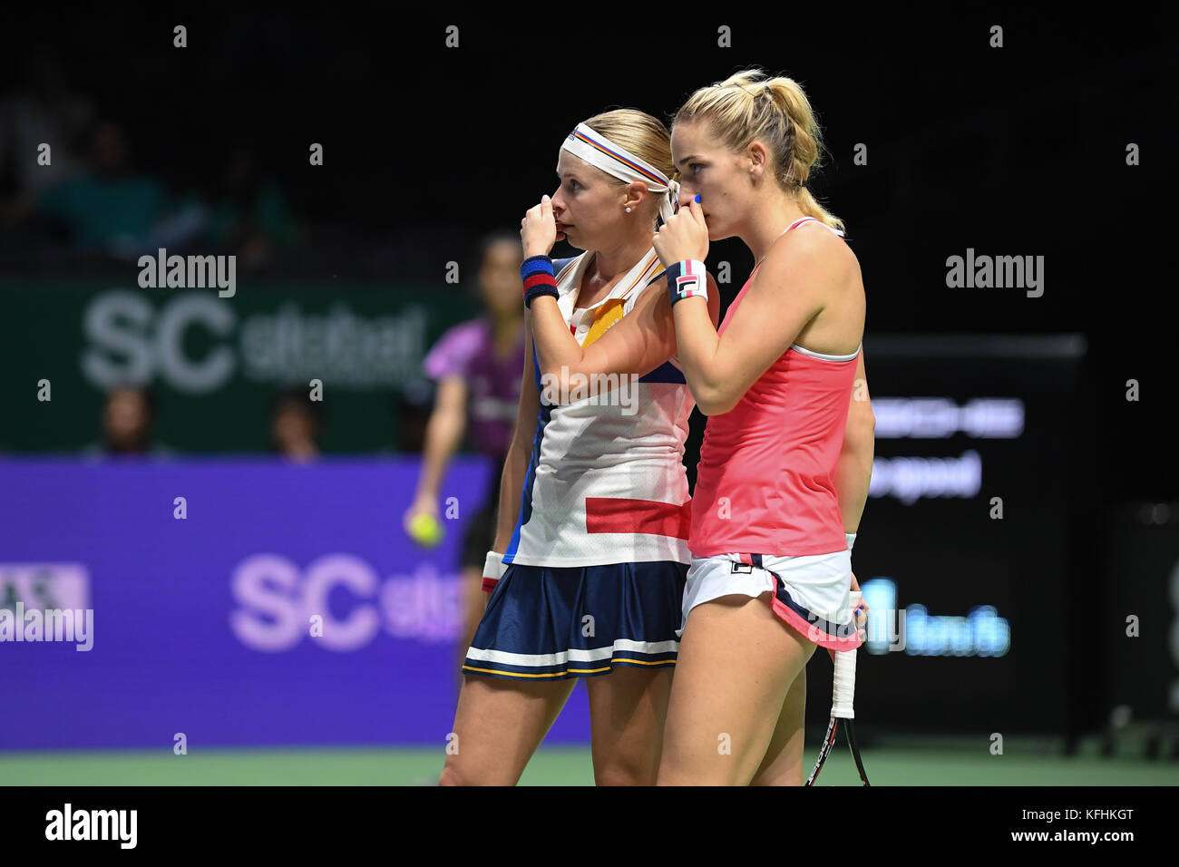 Singapur. 28 Okt, 2017. (L - r) Andrea hlavackova (CZE), timea babos (hun), Oct 28, 2017 - Tennis: BNP Paribas wta finale Singapur 2017 Übereinstimmung zwischen Chan Yung-Jan (twn)/Martina Hingis (Che) 0-2 Timea babos (hun)/Andrea hlavackova (Cze) an Indoor Stadium in Singapur. Credit: haruhiko Otsuka/LBA/alamy leben Nachrichten Stockfoto