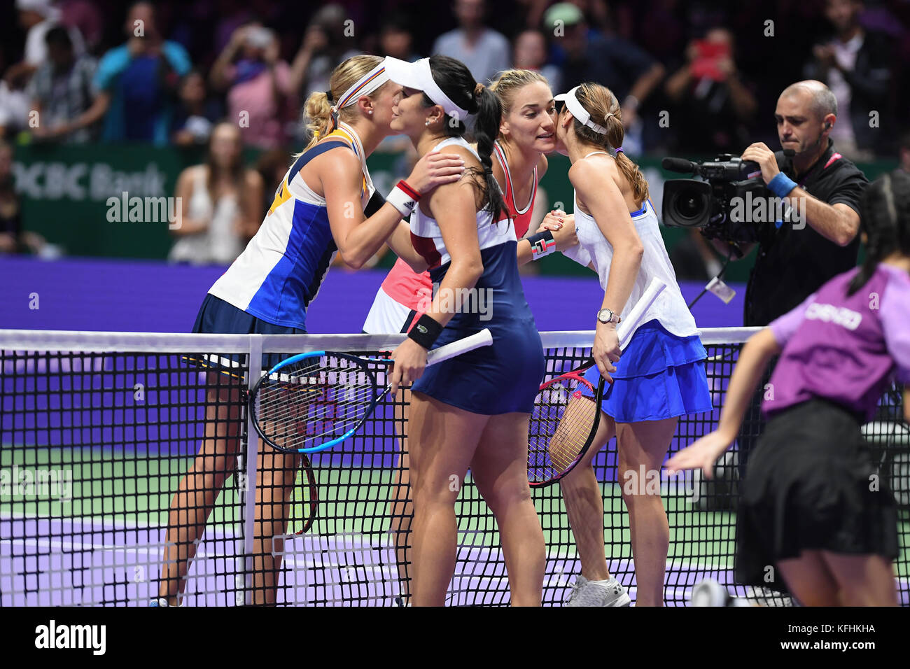 Singapur. 28 Okt, 2017. (L - r) Andrea hlavackova (CZE), Chan Yung-Jan (twn), timea babos (hun), Martina Hingis (Che), Oct 28, 2017 - Tennis: BNP Paribas wta finale Singapur 2017 Übereinstimmung zwischen Chan Yung-Jan (twn)/Martina Hingis (Che) 0-2 Timea babos (hun)/Andrea hlavackova (Cze) an Indoor Stadium in Singapur. Credit: haruhiko Otsuka/LBA/alamy leben Nachrichten Stockfoto