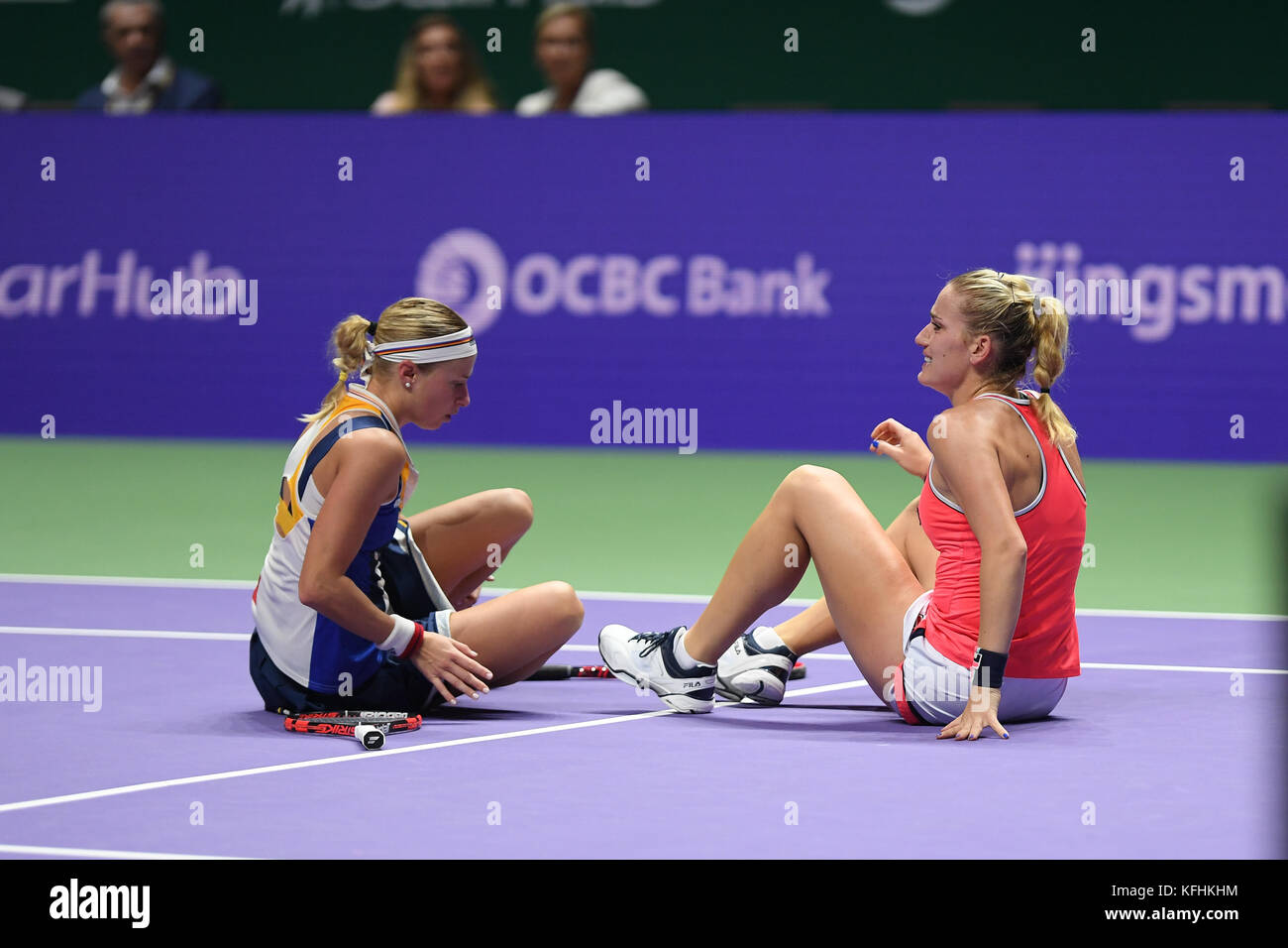 Singapur. 28 Okt, 2017. (L - r) Andrea hlavackova (CZE), timea babos (hun), Oct 28, 2017 - Tennis: BNP Paribas wta finale Singapur 2017 Übereinstimmung zwischen Chan Yung-Jan (twn)/Martina Hingis (Che) 0-2 Timea babos (hun)/Andrea hlavackova (Cze) an Indoor Stadium in Singapur. Credit: haruhiko Otsuka/LBA/alamy leben Nachrichten Stockfoto