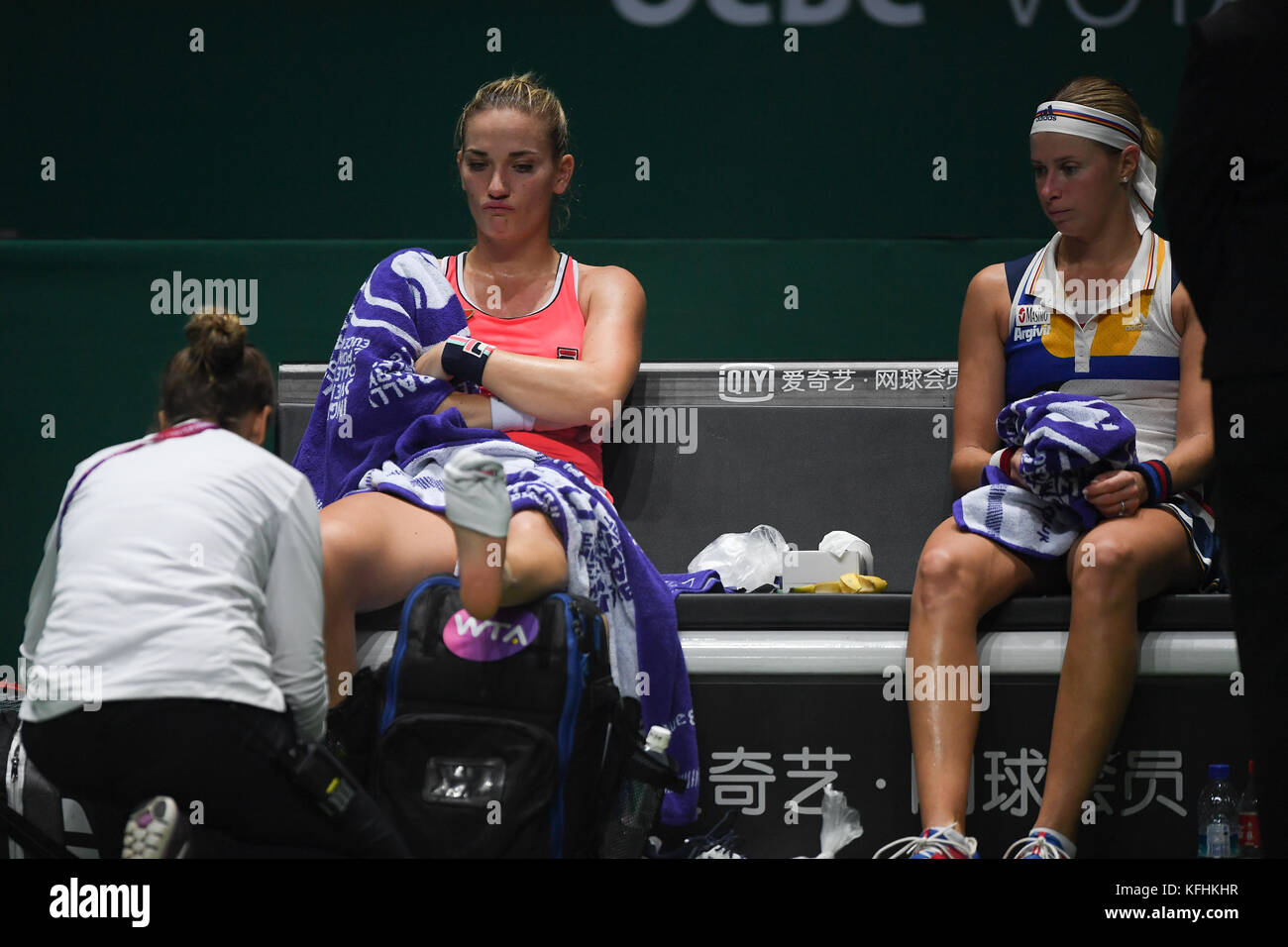 Singapur. 28 Okt, 2017. (L - r) Timea babos (hun), Andrea hlavackova (CZE), Oct 28, 2017 - Tennis: BNP Paribas wta finale Singapur 2017 Übereinstimmung zwischen Chan Yung-Jan (twn)/Martina Hingis (Che) 0-2 Timea babos (hun)/Andrea hlavackova (Cze) an Indoor Stadium in Singapur. Credit: haruhiko Otsuka/LBA/alamy leben Nachrichten Stockfoto