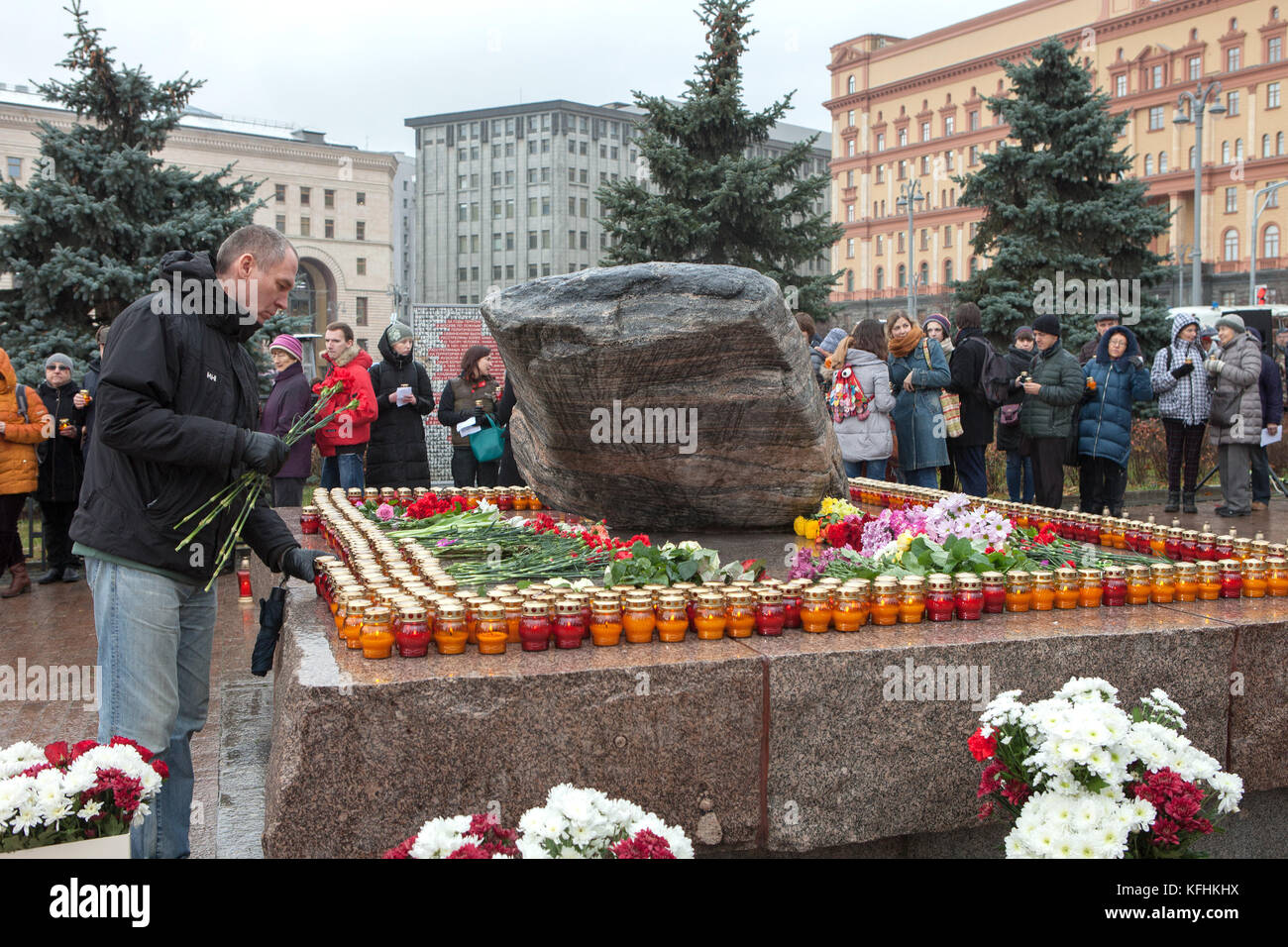 Moskau, Russland. Oktober 2017. Die Teilnehmer einer Gedenkfeier erinnern an die Opfer des Terrors des sowjetischen Diktators Stalin im Hauptquartier des russischen Geheimdienstes in Moskau, Russland, 29. Oktober 2017. Quelle: Emile Alain Ducke/dpa/Alamy Live News Stockfoto