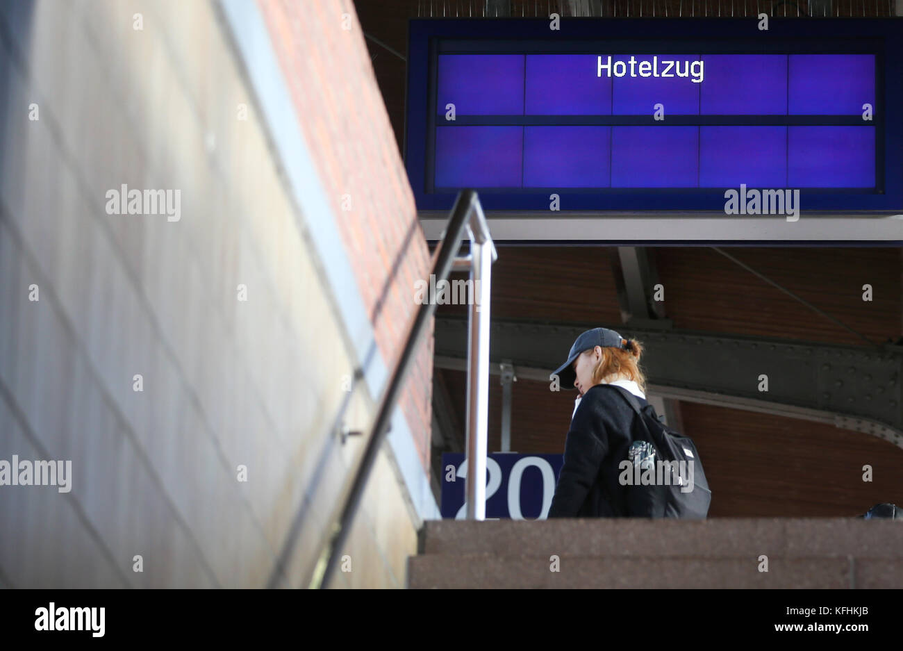 Dortmund, Deutschland. Oktober 2017. Passagiere der Deutschen Bahn laufen am Hauptbahnhof in Dortmund, Deutschland, 29. Oktober 2017 mit einem Hotelzug. Der Eisenbahnverkehr nach Norden wurde aufgrund des Herbststurms Herwart eingestellt. Quelle: INA Fassbender/dpa/Alamy Live News Stockfoto