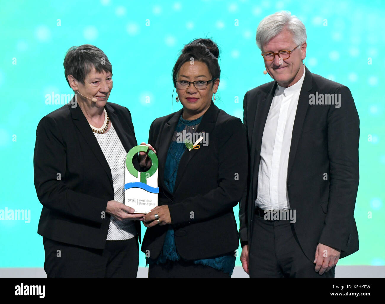 Doreen de Brum, Tochter des verstorbenen Außenministers der Marshallinseln, Tony de Brum, erhält in seinem Namen den Deutschen Umweltpreis der Deutschen Bundesstiftung Umwelt von Bundesumweltministerin Barbara Hendricks (SPD, l-r) und Heinrich Bedford-Strohm, ratsvorsitzender der Deutschen Evangelischen Kirche, in Braunschweig, 29. Oktober 2017. Der Preis ist mit 500.000 Euro dotiert und damit der höchste Umweltpreis in Europa. Foto: Peter Steffen/dpa Stockfoto