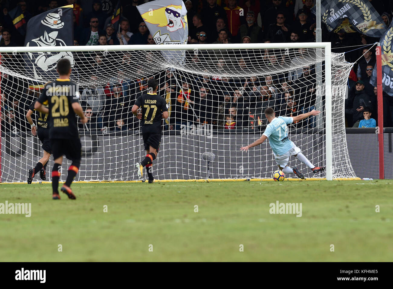 Benevento, Italien - 29 Oktober: Adam marusic Lazio erzielt sein erstes Tor in der Serie a tim Übereinstimmung zwischen Benevento Calcio und SS Lazio im stadio Ciro vigorito am 29. Oktober 2017 in Benevento, Italien (Credit: Marco iorio/alamy leben Nachrichten Stockfoto