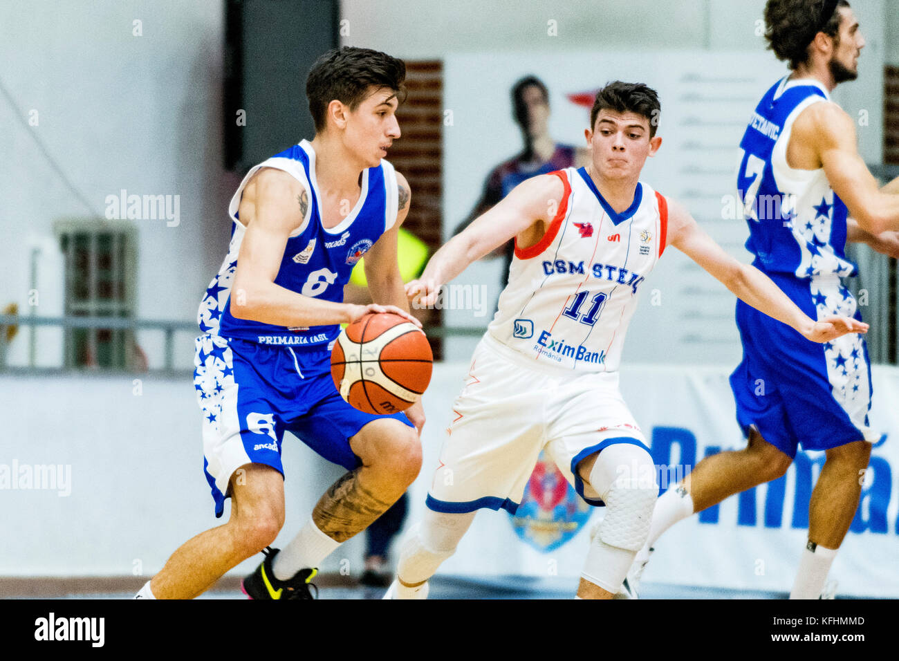 Oktober 28, 2017: Razvan Vatra #6 (CS Politehnica Iasi) und Georges Darwiche Nr. 11 (CSM Steaua Bukarest) während der LNBM - Men's National Basketball League Spiel zwischen CSM Steaua Bukarest und CS Politehnica Iasi im Sala Regimentul de Garda "ihai Viteazul", Bukarest, Rumänien ROU. Copyright: Cronos/Catalin Soare Stockfoto