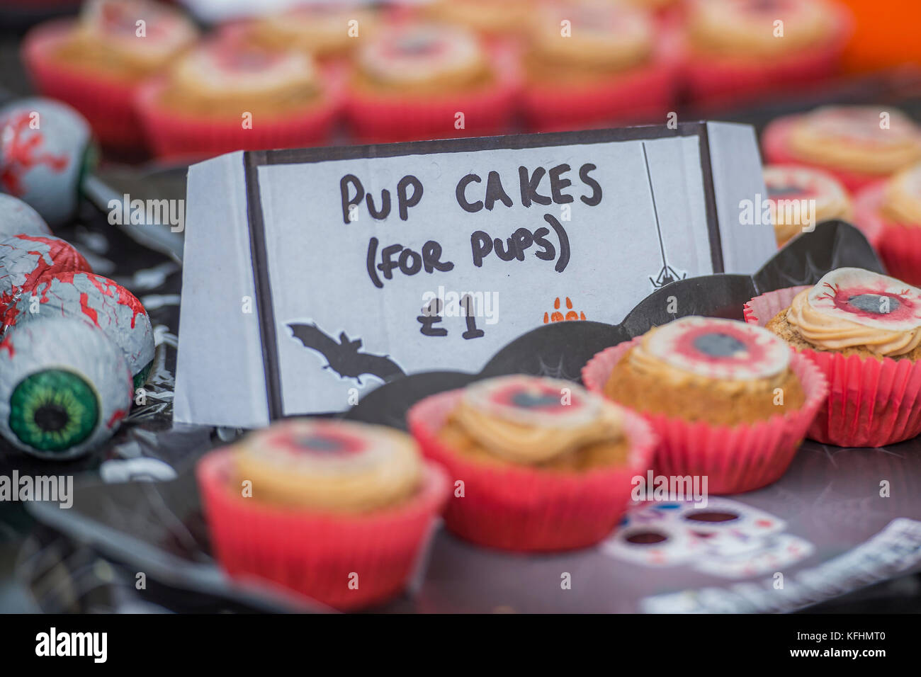 Hampstead Heath, London, UK. 29 Okt, 2017. Ein charity Halloween Hund spazieren und Fancy Dress zeigen, indem sie alle Hunde Materie auf der Spanier Inn, Hampstead organisiert. London, 29. Okt 2017. Credit: Guy Bell/Alamy leben Nachrichten Stockfoto