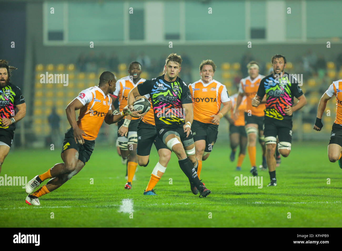 Parma, Italien. 28. Oktober 2017. Die flanker Zebre Johan Meyer trägt den Ball im Spiel gegen den Geparden in Guinness PRO 14 Rugby Meisterschaft. Massimiliano Carnabuci/Alamy leben Nachrichten Stockfoto