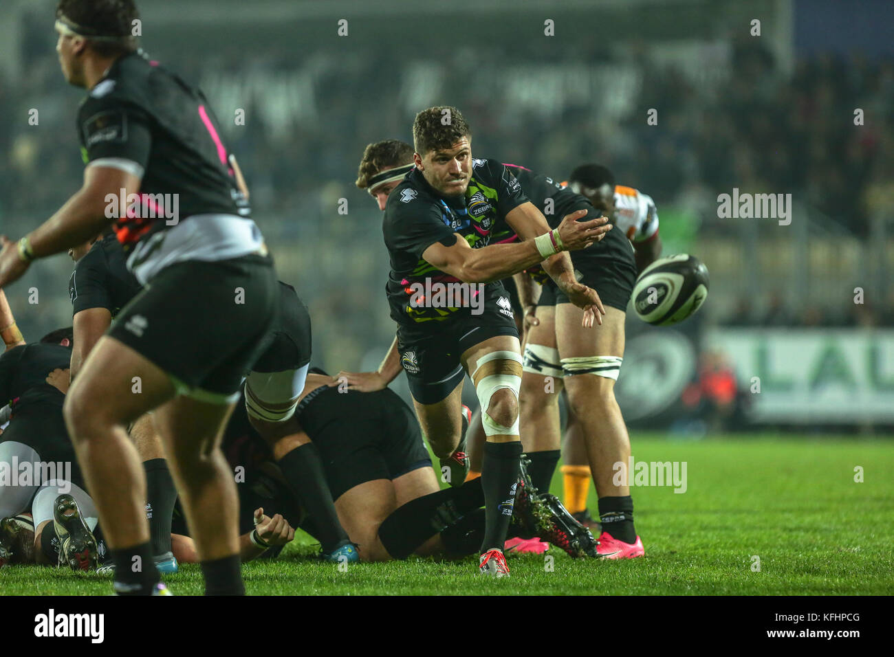 Parma, Italien. 28. Oktober 2017. Marcello Violi cleares den Ball im Spiel gegen den Geparden in Guinness PRO 14 Rugby Meisterschaft. Massimiliano Carnabuci/Alamy leben Nachrichten Stockfoto