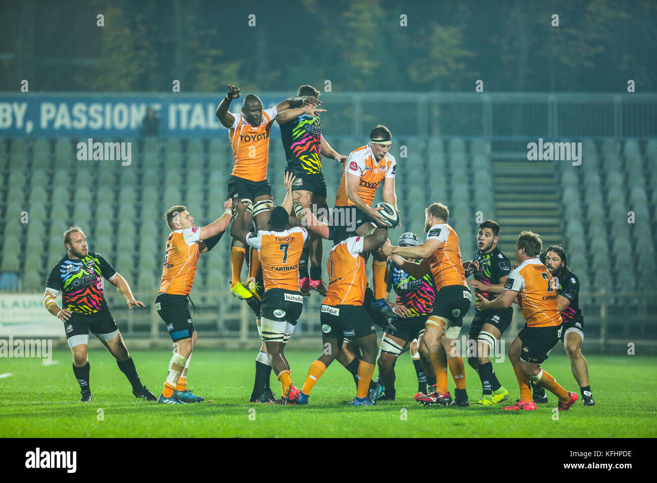 Parma, Italien. 28. Oktober 2017. Geparden 'lock Reniel Hugo erhält den Ball in der Note im Spiel gegen Zebre in Guinness PRO 14 Rugby Meisterschaft. Massimiliano Carnabuci/Alamy leben Nachrichten Stockfoto