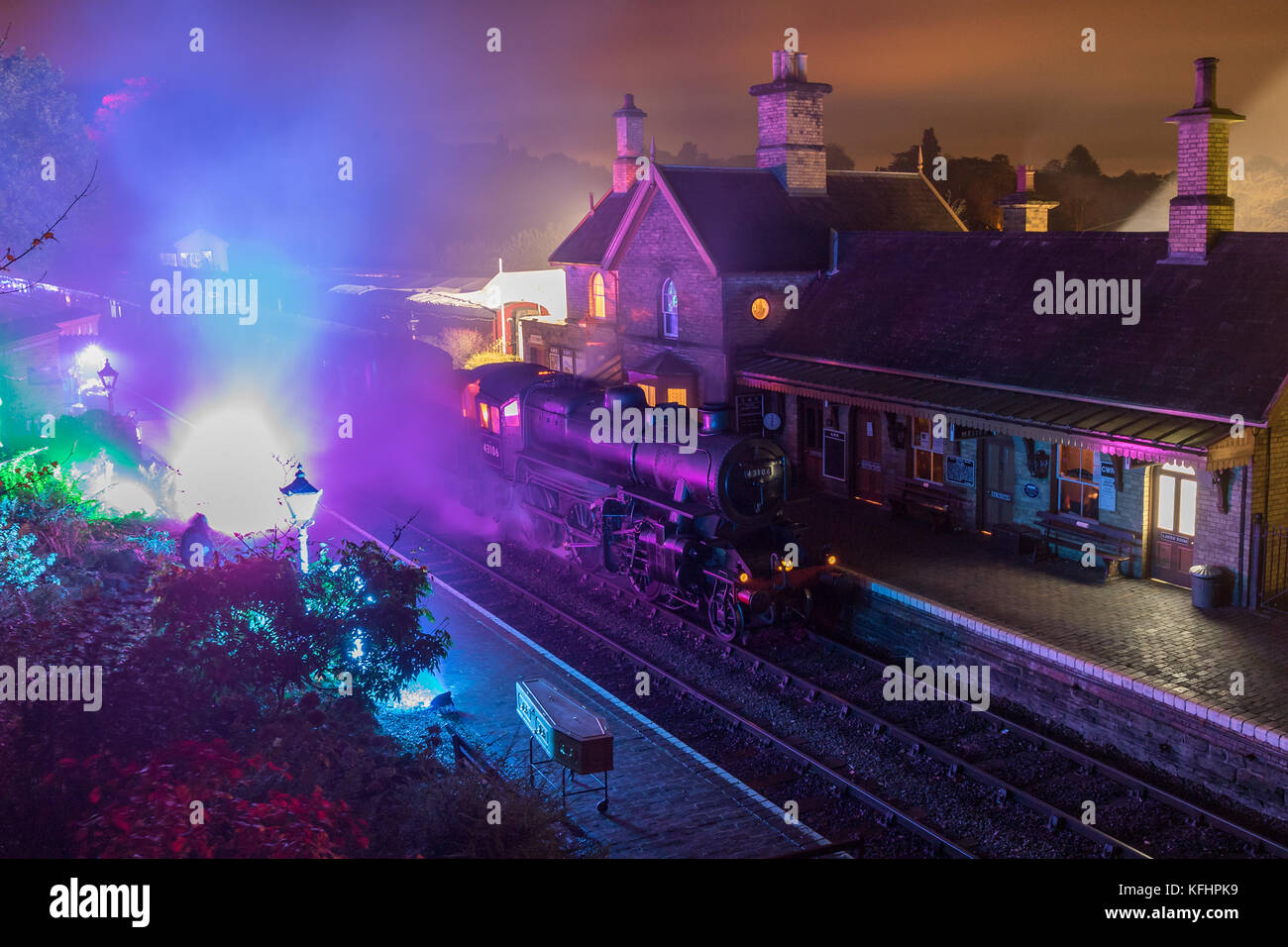 Die Severn Valley Railway ist eine beliebte Touristenattraktion in Shropshire und bietet saisonale Halloween-Specials. Nach einer Fahrt mit der Severn Valley Railway kommt ein Geisterzug mit Dampfzug am Bahnhof Arley an. Für drei Nächte können die Nachtschwärmer eine Fahrt mit dem Licht aus dem Dampf in der gruseligen Dunkelheit genießen, die durch halloween gekleidete Stationen auf dem Weg zur Arley Station bei Bewdley führt, wo spezielle Beleuchtung, Rauch und Schauspieler das volle Spukbahnhofserlebnis schufen. Erhaltene Ivatt-Dampfmaschine der Klasse 4 2-6-0 43106, 'Flying Pig', wird von Arley zur Rückfahrt nach Kidderminster abfahren. Stockfoto