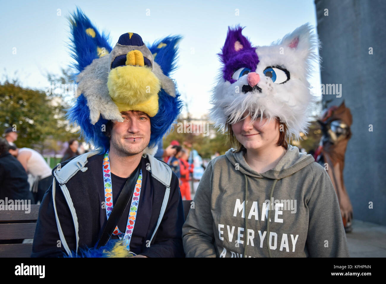 London, Großbritannien. 29. Oktober 2017. Cosplayer melden Sie anderen aus der ganzen Welt, am letzten Tag der halbjährlichen MCM Comic Con Veranstaltung im Excel Centre, in den Docklands. Die Veranstaltung feiert der populären Kultur wie Video, Spiele, Manga und Anime, die viele Teilnehmer die Möglichkeit, ihre lieblingsfiguren zu kleiden. Credit: Stephen Chung/Alamy leben Nachrichten Stockfoto