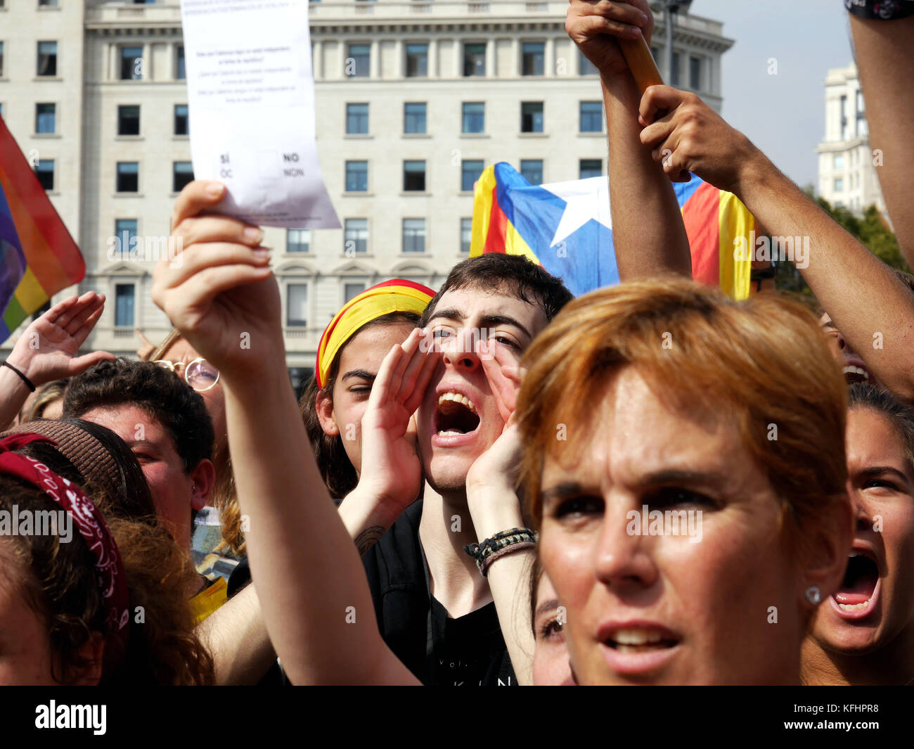 Barcelona, Katalonien, Spanien. Oktober 2017. Demonstranten fordern Unabhängigkeit nach erfolgreicher Abstimmung. Das katalanische Unabhängigkeitsreferendum, das am 1. Oktober 2017 stattfand, obwohl es vom spanischen Verfassungsgericht am 7. September 2017 für illegal erklärt wurde, ging aber immer noch voran und mit über 2 Millionen Wählern und 92,01% Wählern stimmte es zu, dass Katalonien ein unabhängiger Staat in Form einer republik wird. Quelle: SOPA/ZUMA Wire/Alamy Live News Stockfoto