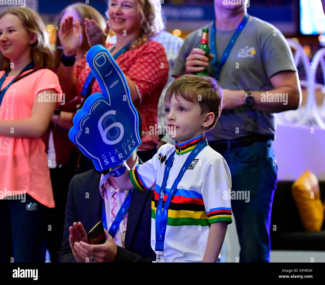 London, Großbritannien. 29 Okt, 2017. Ein kleiner Junge Wellen big6-tag Hände während der sechs Tage London an Tag 6 Event am Sonntag, den 29. Oktober 2017, London England. Credit: Taka wu/alamy leben Nachrichten Stockfoto