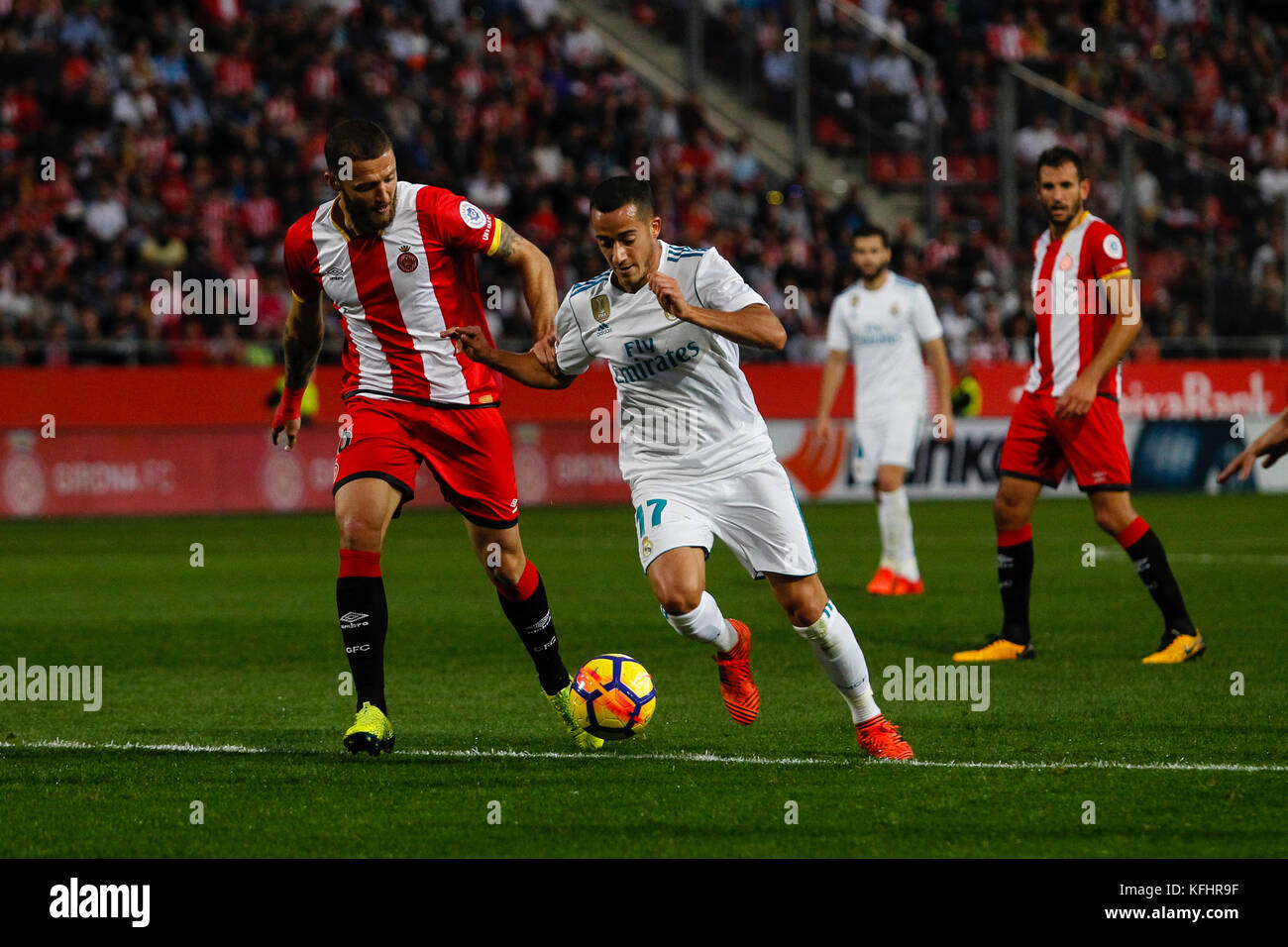 Madrid, Spanien. 29. Oktober, 2017. Lucas Vaazquez Iglesias (17) von Real Madrid Spieler. David Timor (16) von Girona FC-Spieler. La Liga zwischen Girona FC vs Real Madrid im Municipal de Montilivi Stadion in Madrid, Spanien, 29. Oktober 2017. Credit: Gtres Información más Comuniación auf Linie, S.L./Alamy leben Nachrichten Stockfoto