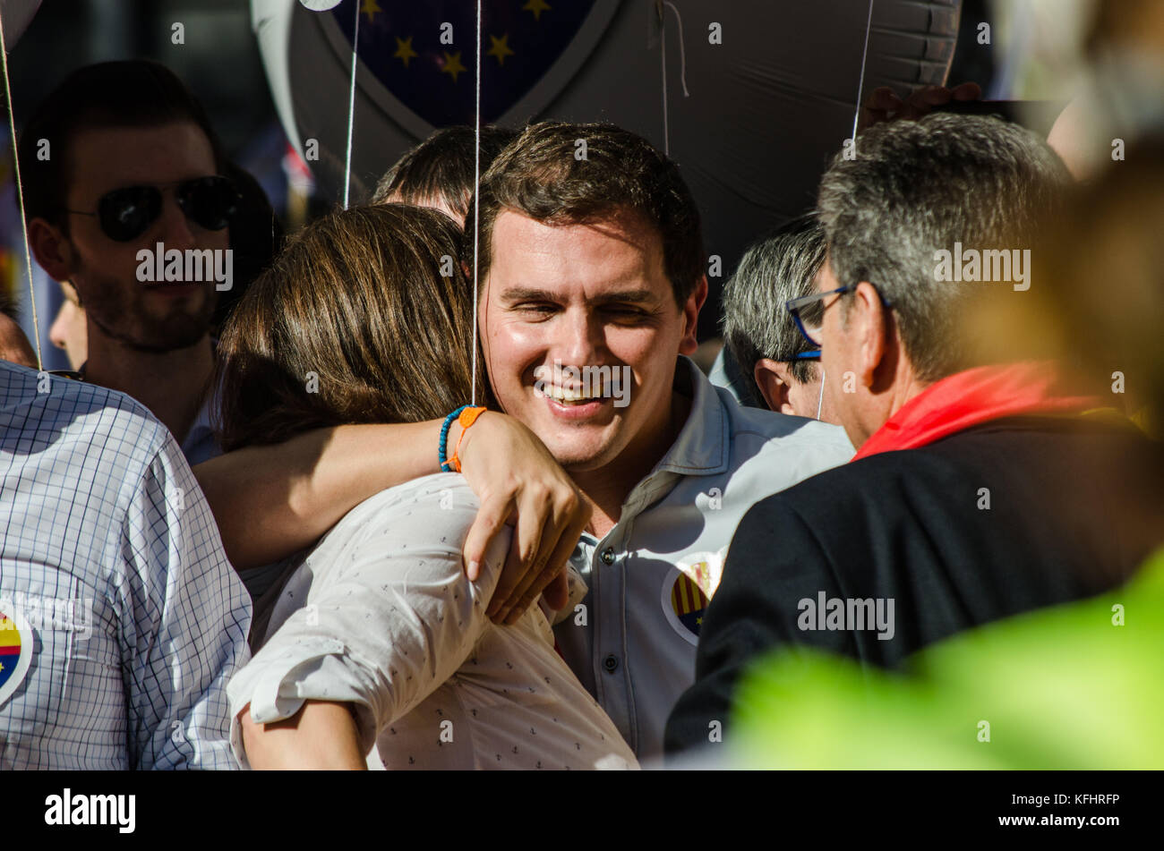 Barcelona, Katalonien, Spanien. 29 Okt, 2017. albert Rivera, der Führer der zentristischen Bürger Partei umfasst eine Frau. zwei Tage nach der katalanischen Regierung die Unabhängigkeit Kataloniens verordnet, und nach Angaben der Veranstalter, katalanischen Zivilgesellschaft, mehr als 1 Millionen Menschen in der Verteidigung der Einheit Spaniens auf den Straßen von Barcelona gekommen. Die nächsten Tage werden entscheidend für die spanische Politik werden. Nach der Erklärung der spanischen Regierung zu zwingen, Wahlen in Katalonien, Wahlen, die nicht durch die neue Republik catalana erkannt, catalunya lebt in diesen Tagen einen Anfall von stre Stockfoto