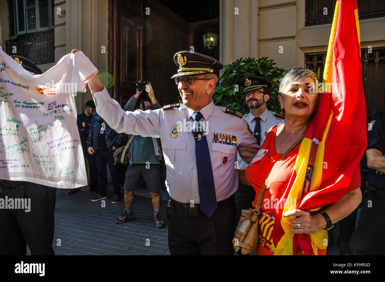 Barcelona, Katalonien, Spanien. Oktober 2017. Ein spanischer Polizeiinspektor erhält ein T-Shirt mit Unterschriften des Gewerkschafters geschenkt. Zwei Tage nachdem die katalanische Regierung die Unabhängigkeit Kataloniens beschlossen hatte, und nach Angaben der Organisatoren, der katalanischen Cilvil-Gesellschaft, sind mehr als eine Million Menschen auf die Straßen Barcelonas gekommen, um die Einheit Spaniens zu verteidigen. Die nächsten Tage werden für die spanische Politik von entscheidender Bedeutung sein. Nach der Erklärung der spanischen Regierung, Wahlen in Katalonien zu erzwingen, die von der neuen Republik Katalana nicht anerkannt werden, lebt Katalonien diese Wahlen Stockfoto