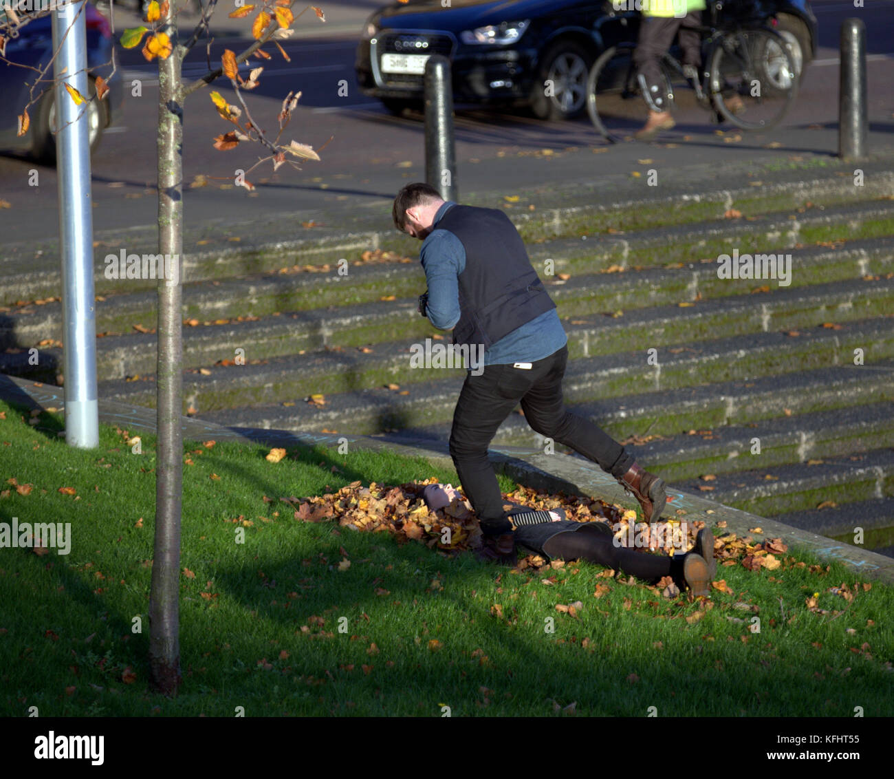 Glasgow, Schottland, Großbritannien. 29. Oktober. junges Paar eine Ophelia schießen mit ihrem Ableben. Halloween auf den Straßen der Stadt einige alltägliche Sehenswürdigkeiten anders präsentieren. Credit gerard Fähre / alamy Nachrichten Stockfoto