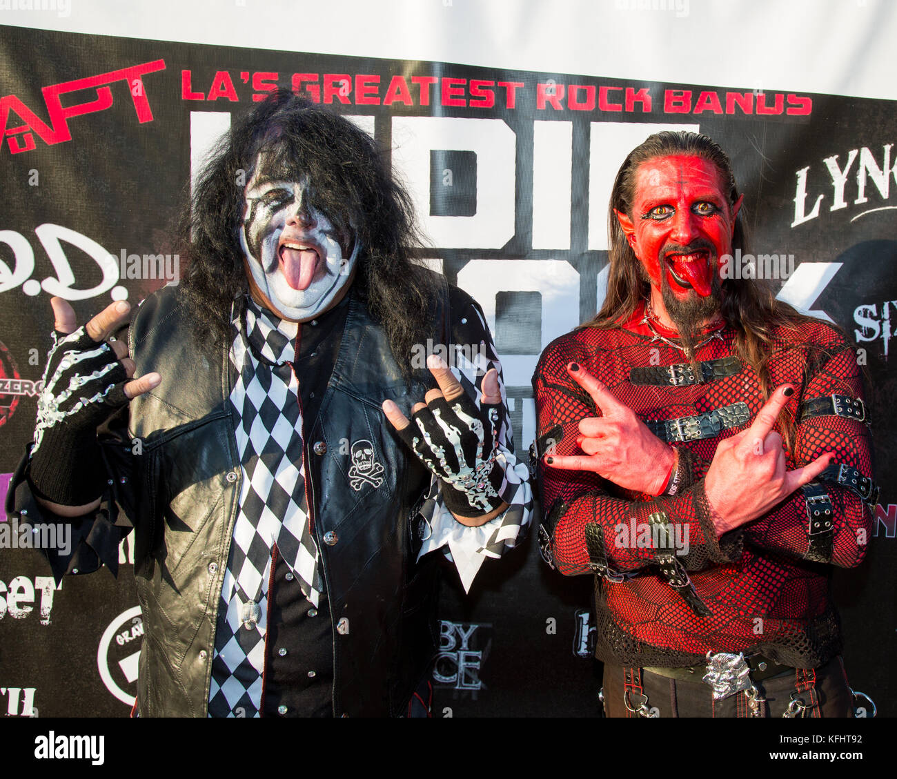 Los Angeles, Kalifornien, USA. 28. Oktober 2017. Musiker fifi Larue (die 'gothic Killer Clown des Rock 'n' Roll") und El Diablo der Rock Band fifi larue an der indie lieferbar Music Festival 2017 am Pico Rivera Sports Arena in Whittier, Kalifornien am 28. Oktober 2017. Credit: Sheri determan/alamy leben Nachrichten Stockfoto