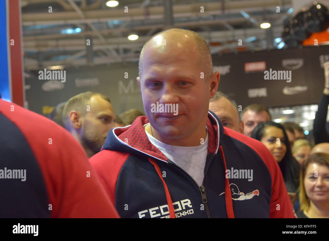 Moskau, Russland. 29. Oktober 2017. Die fünfte internationale Sport Festival und Ausstellung der Sport Industrie n pro Expo-2017' der beste Kämpfer in der Welt mma in einer schweren Fedor Emelianenko wirft mit Fans. Moskau. vdnh. Oktober 28, 2017 Foto: Pavel kashaev/alamy leben Nachrichten Stockfoto