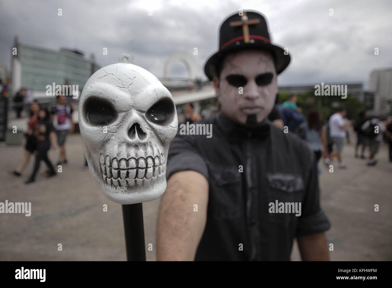 Kinder und Erwachsene gewinnen die Gesichtsbemalung des mexikanischen Schädels La Catrina während der Feierlichkeiten zum Tag der Toten am lateinamerikanischen Memorial. Das Datum ist eines der berühmtesten alten und repräsentativsten Mexikos und gewinnt jedes Jahr mehr Platz auf dem Schattenplatz in Sao Paulo war Schauplatz intensiver Shows, Handwerksstände, gastronomischer Messe und Kostümwettbewerb. Oktober 2017. Quelle: Dario Oliveira/ZUMA Wire/Alamy Live News Stockfoto