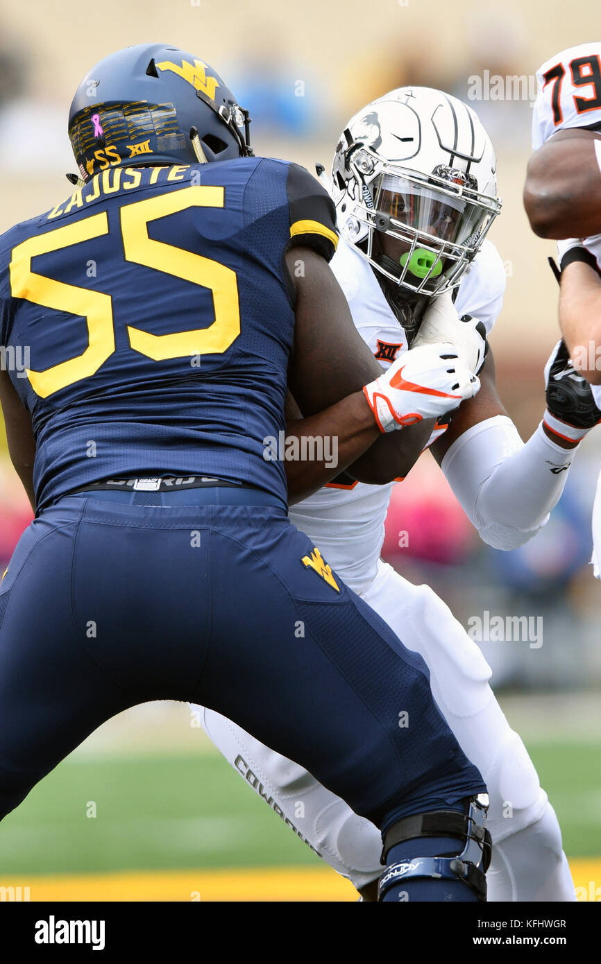 Morgantown, West Virginia, USA. 28 Okt, 2017. Oklahoma State Cowboys defensive Ende JARRELL OWENS (93) versucht, durch einen Block während eines Spiels an Mountaineer Field in Morgantown, WV gespielt zu kämpfen durch West Virginia Mountaineers Offensive Lineman YODNY CAJUSTE (55). Oklahoma State beat WVU 50-39. Credit: Ken Inness/ZUMA Draht/Alamy leben Nachrichten Stockfoto